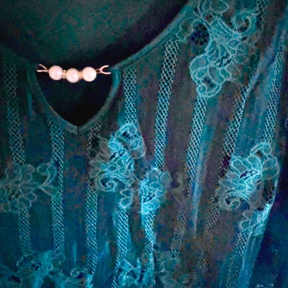 🔥3 for $23🔥 Green Layered Lace Blouse With Pearl Accent - Picture 3 of 8
